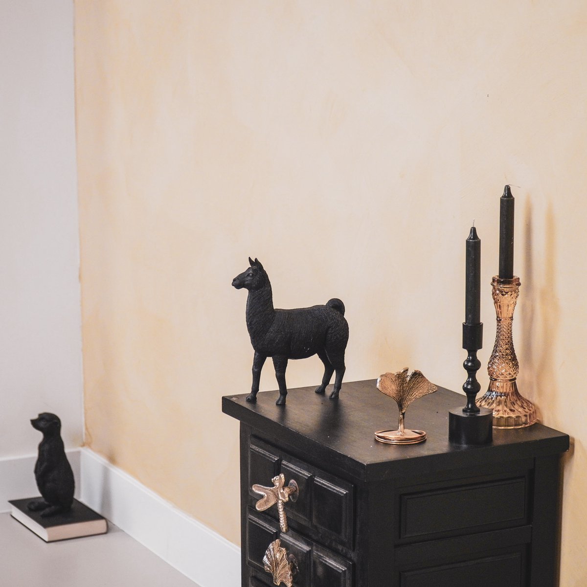 Zwart Lama Beeld – Stijlvolle Woondecoratie
