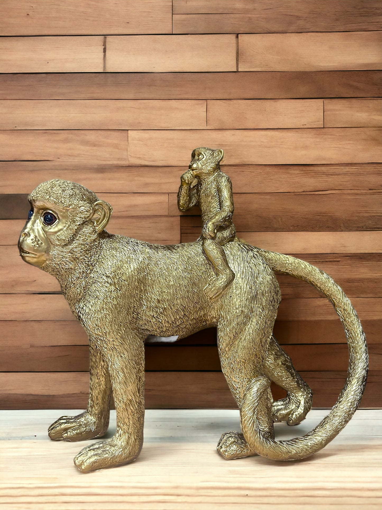 Gouden apenbeeld met baby van polyresin – luxe dierenthema decoratie