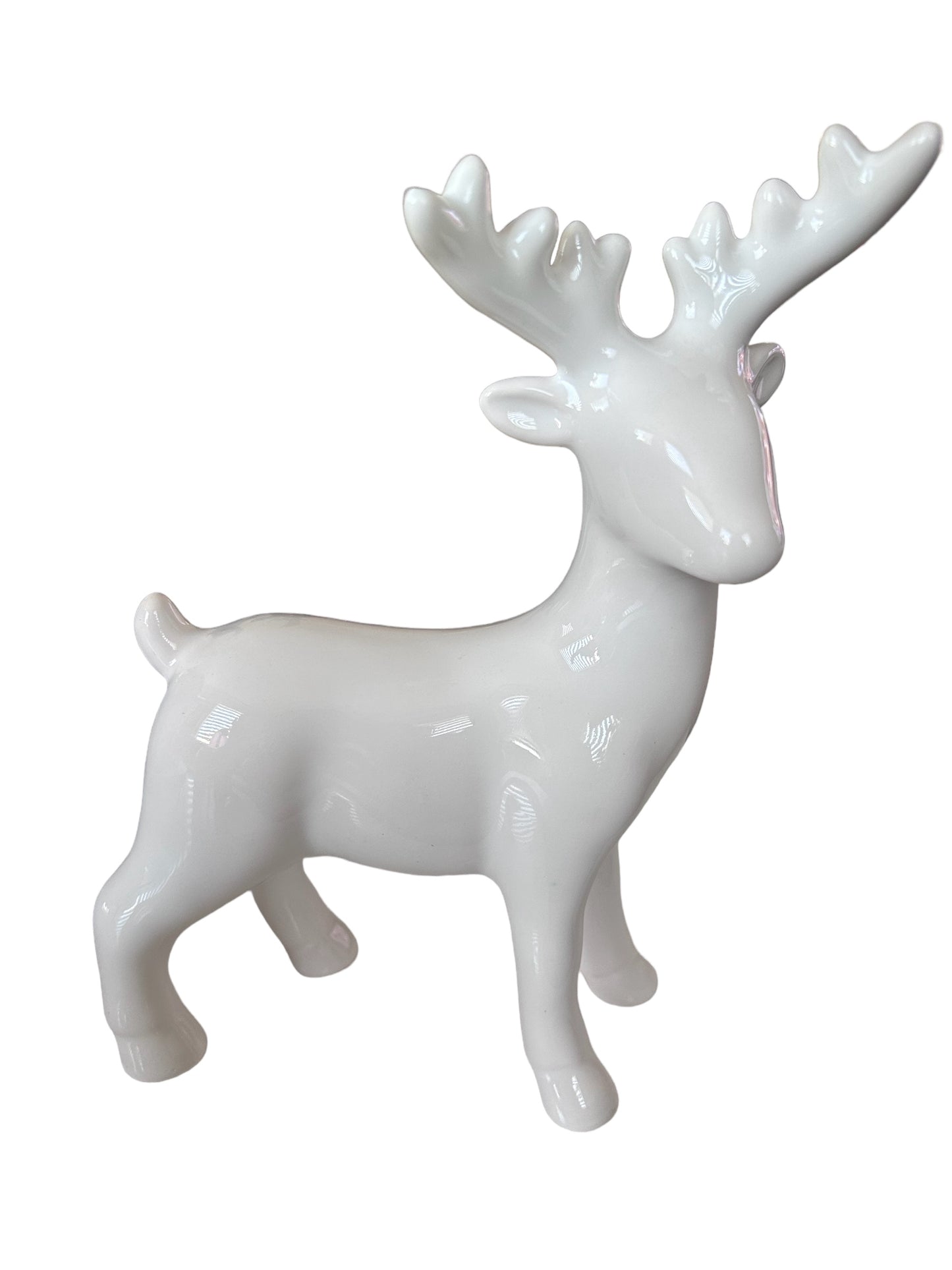 Wit rendierbeeld van keramiek – glanzend decoratiebeeld voor kerst en interieur