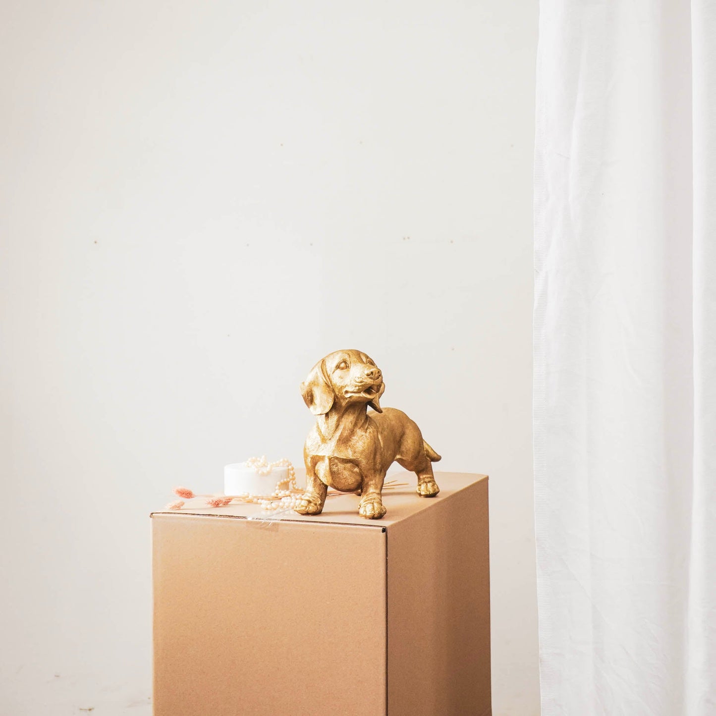 Golden Dachshund Statue – 31 × 14 × 23 cm – Playful & Luxurious