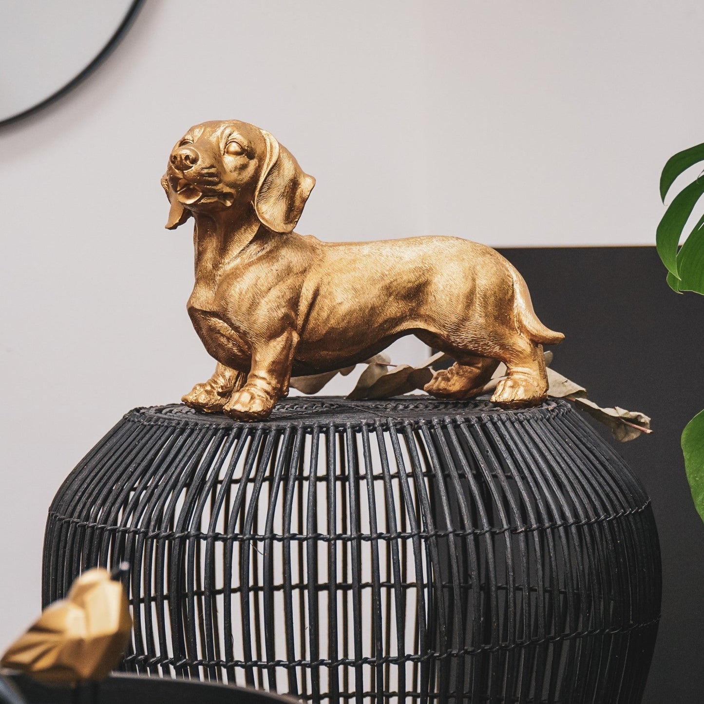 Golden Dachshund Statue – 31 × 14 × 23 cm – Playful & Luxurious