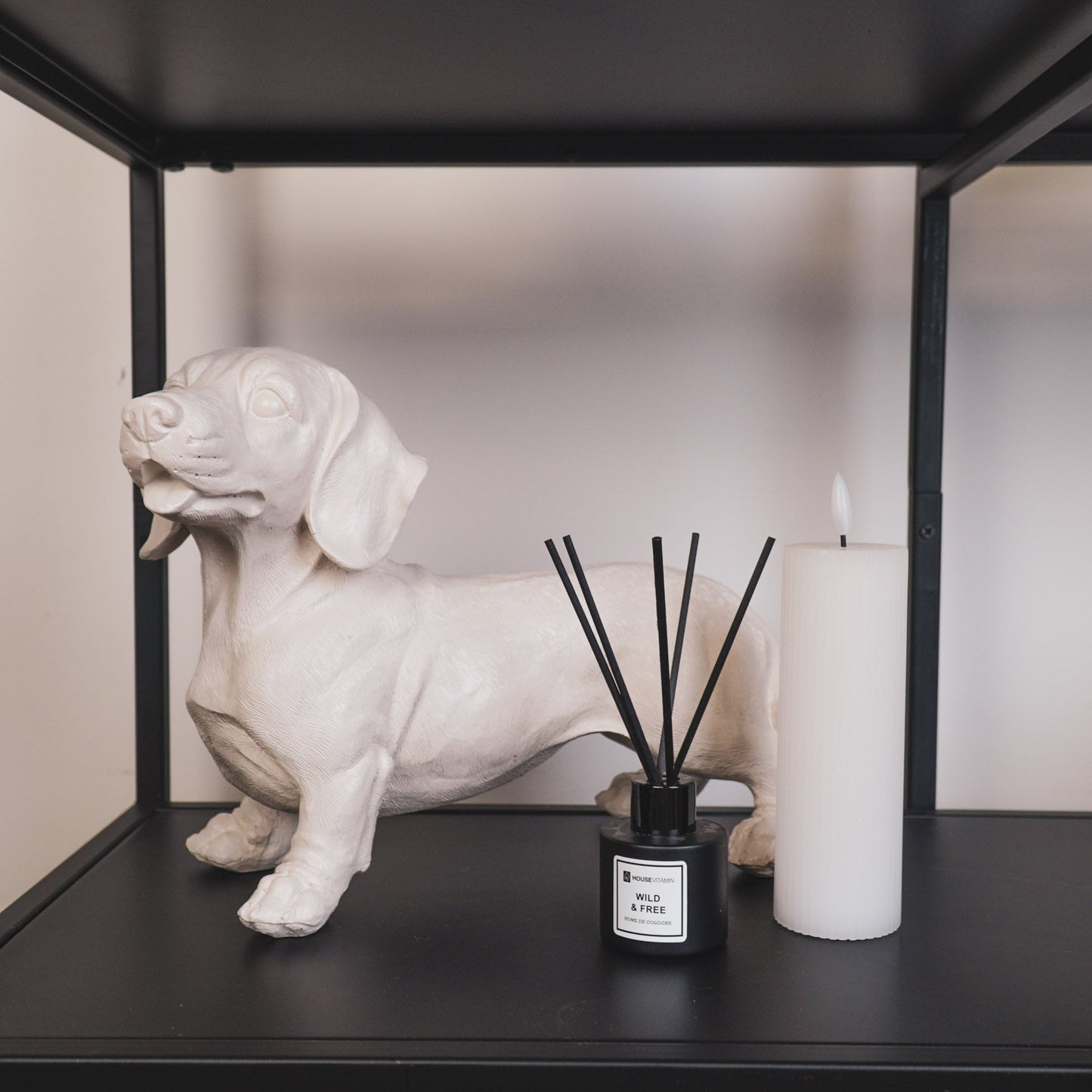 Beige Dachshund Statue – 20 × 8 × 15 cm – Sleek & Modern