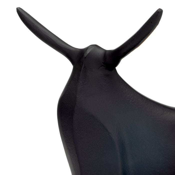 Schwarze Highlander-Statue – Minimalistisches Aluminiumdesign