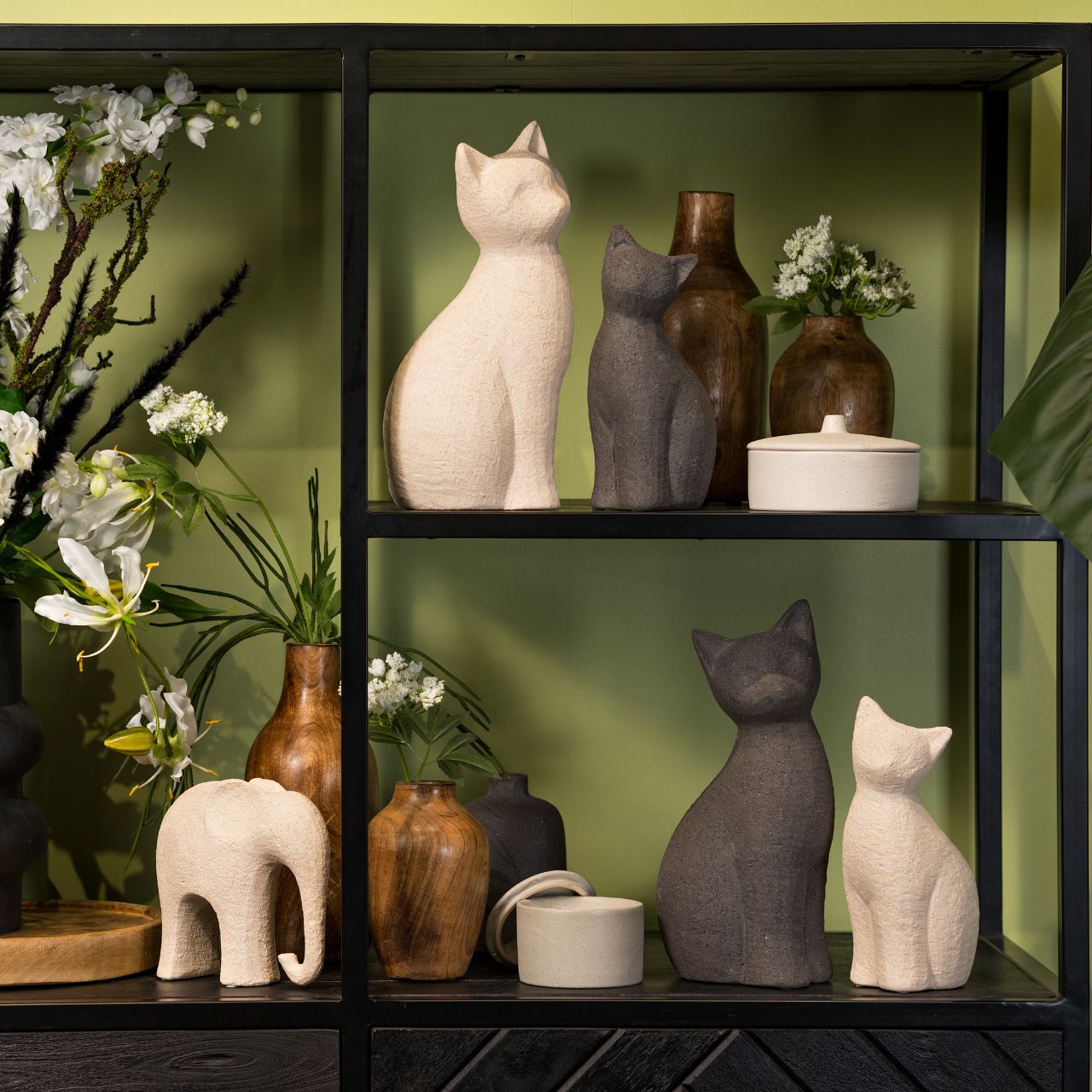 Beige keramisch kattenbeeld in groot en klein formaat, decoratief woonaccessoire