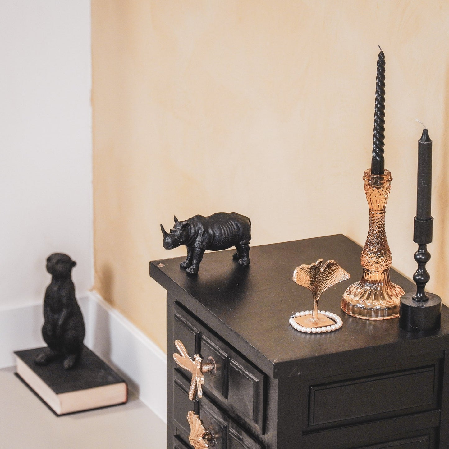 Zwart neushoorn beeld – Housevitamin woondecoratie, Krokomingo