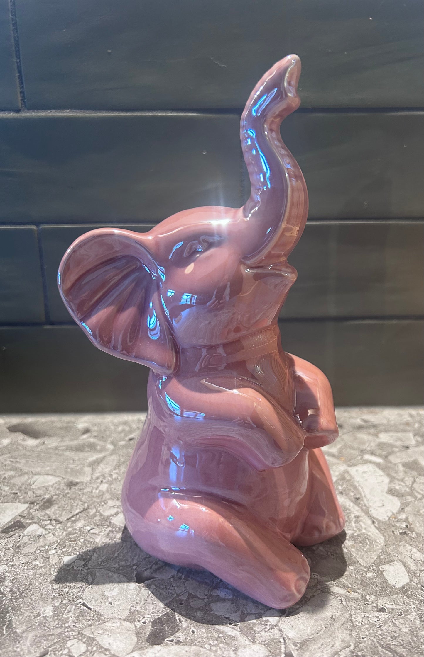 Zittend olifant beeld Aurora in oudroze aardewerk