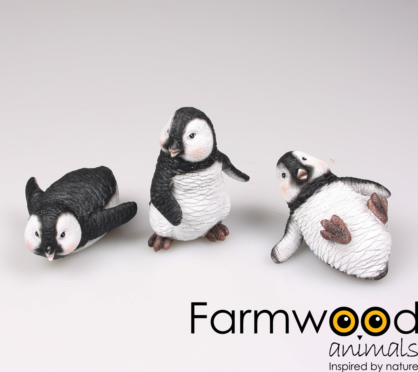Set van vier zwart-witte pinguïn beeldjes in verschillende houdingen