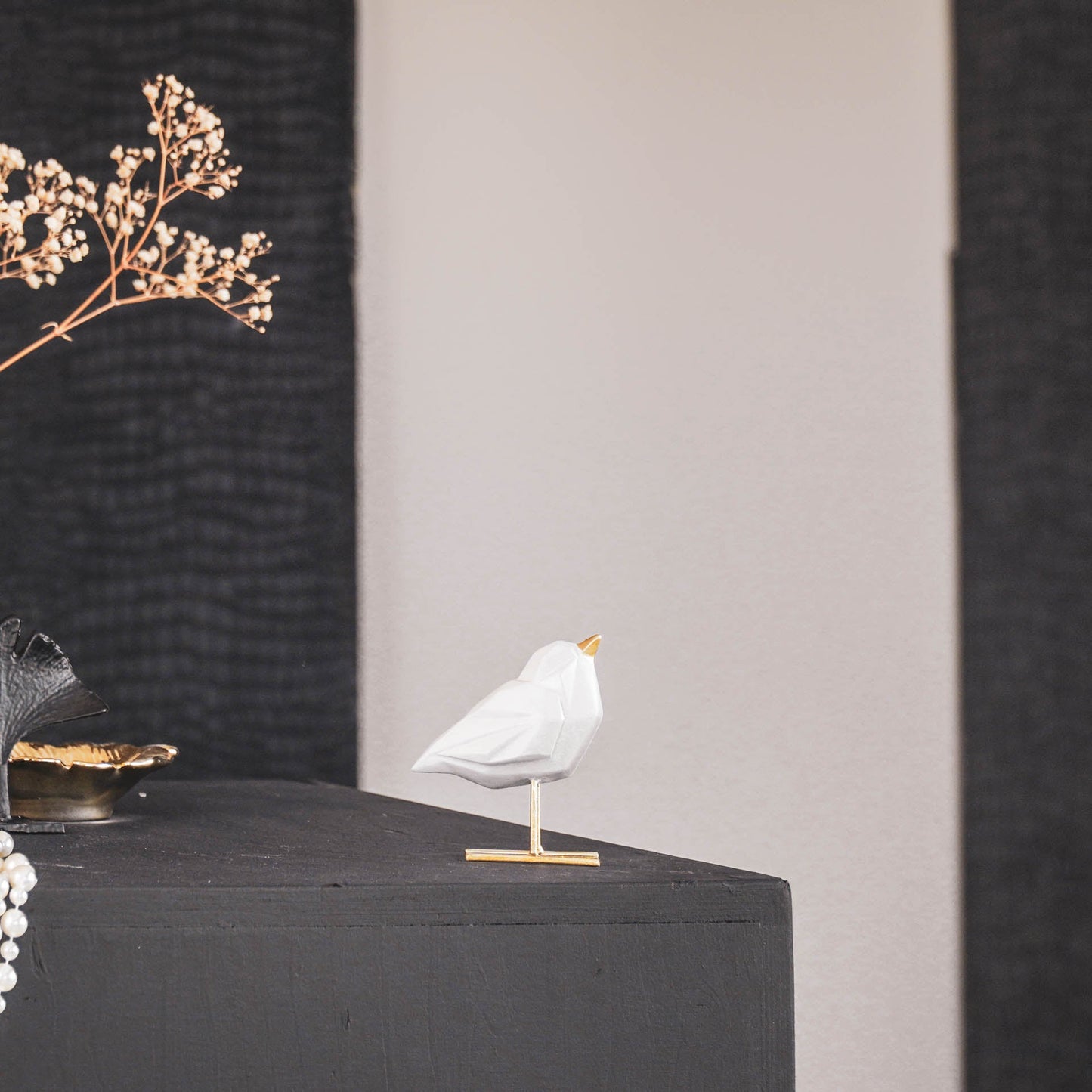 Witte Vogel met Gouden Details