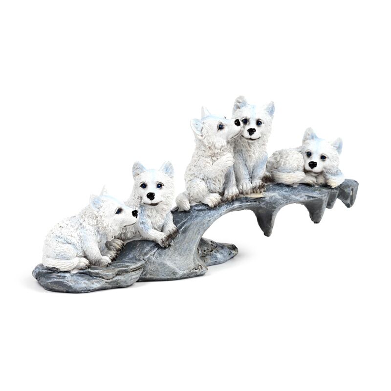 Witte wolvenbeeldjes op een rots – decoratief winterbeeld van polyresin