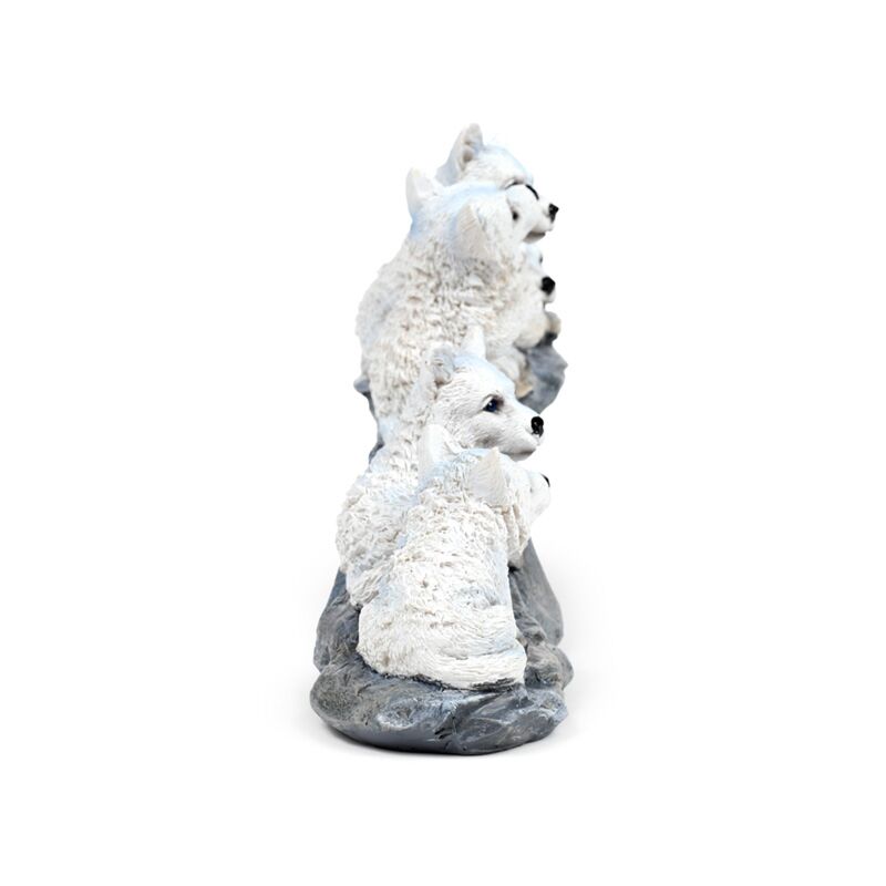 Wolfsfiguren auf Felsen – Winterjunge in Weiß