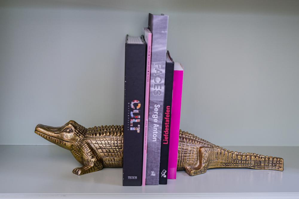 Gouden boekensteun krokodil – messing woondecoratie Bazar Bizar (40 cm)