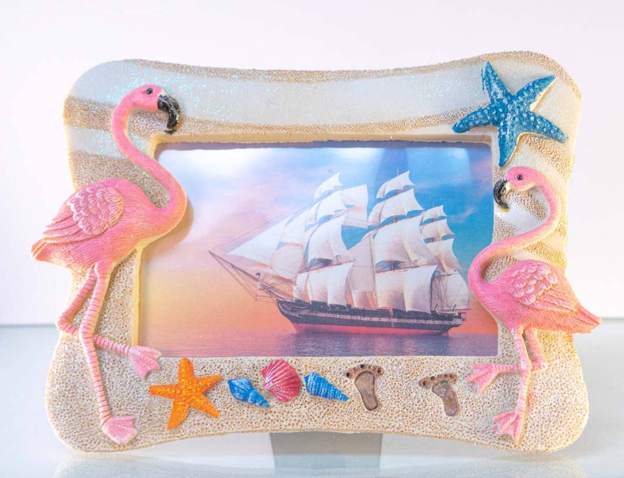 Decoratieve fotolijst met roze flamingo’s, zeesterren en schelpen – tropisch stranddesign van Krokomingo