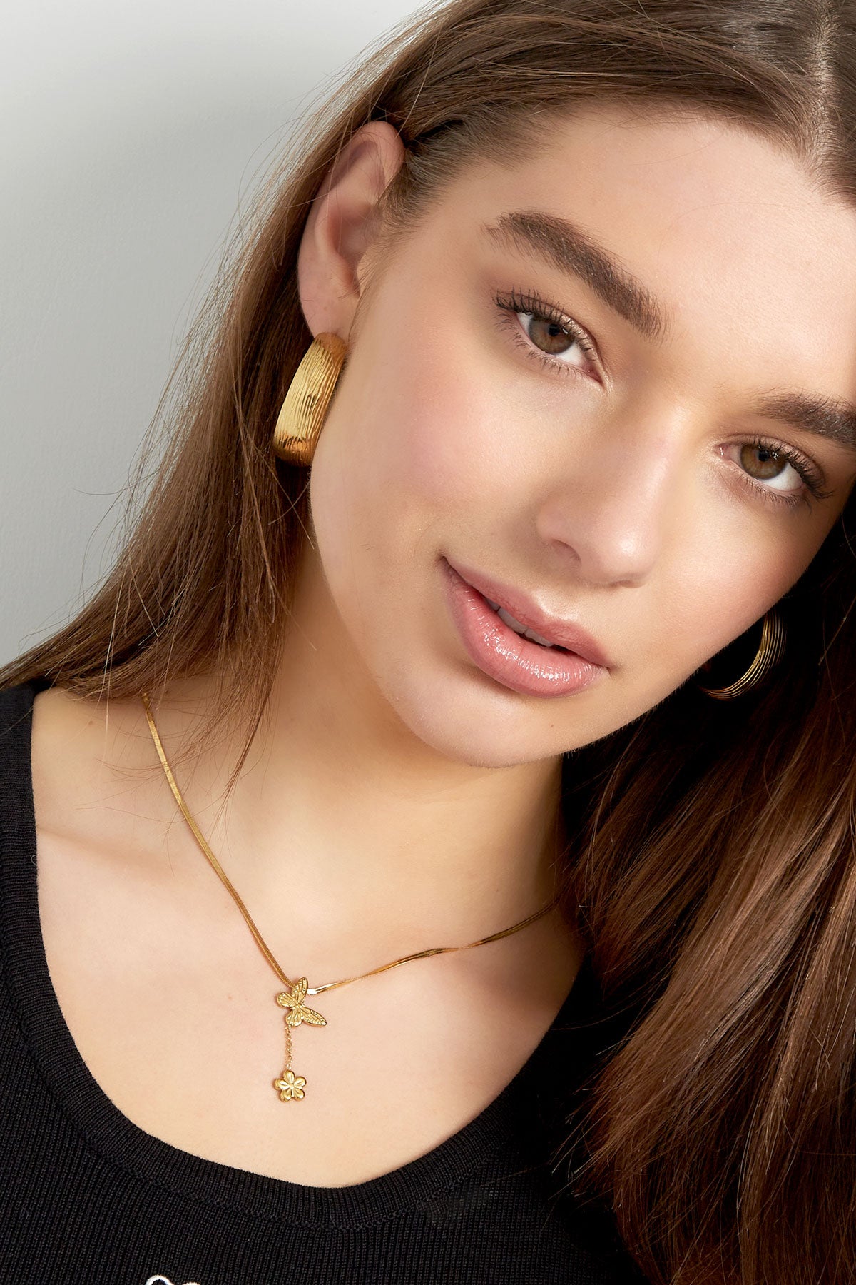 Gouden stainless steel ketting met vlinder en bloem – 39+5 cm