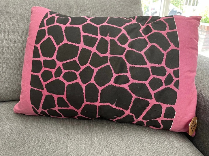 Roze kussen met zwarte panterprint van Linen & More