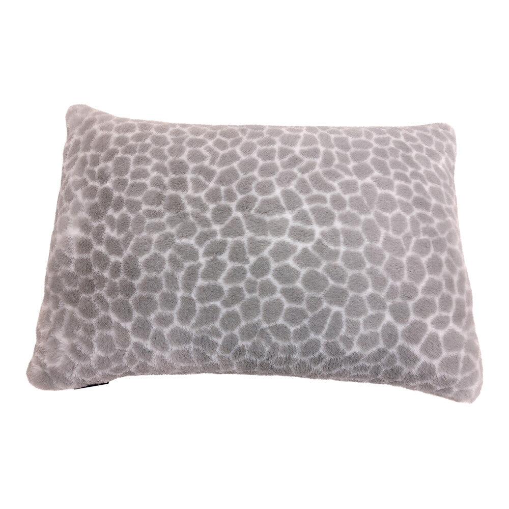 Rechthoekig kussen met giraffeprint in natuurlijke kleuren – decoratief en comfortabel