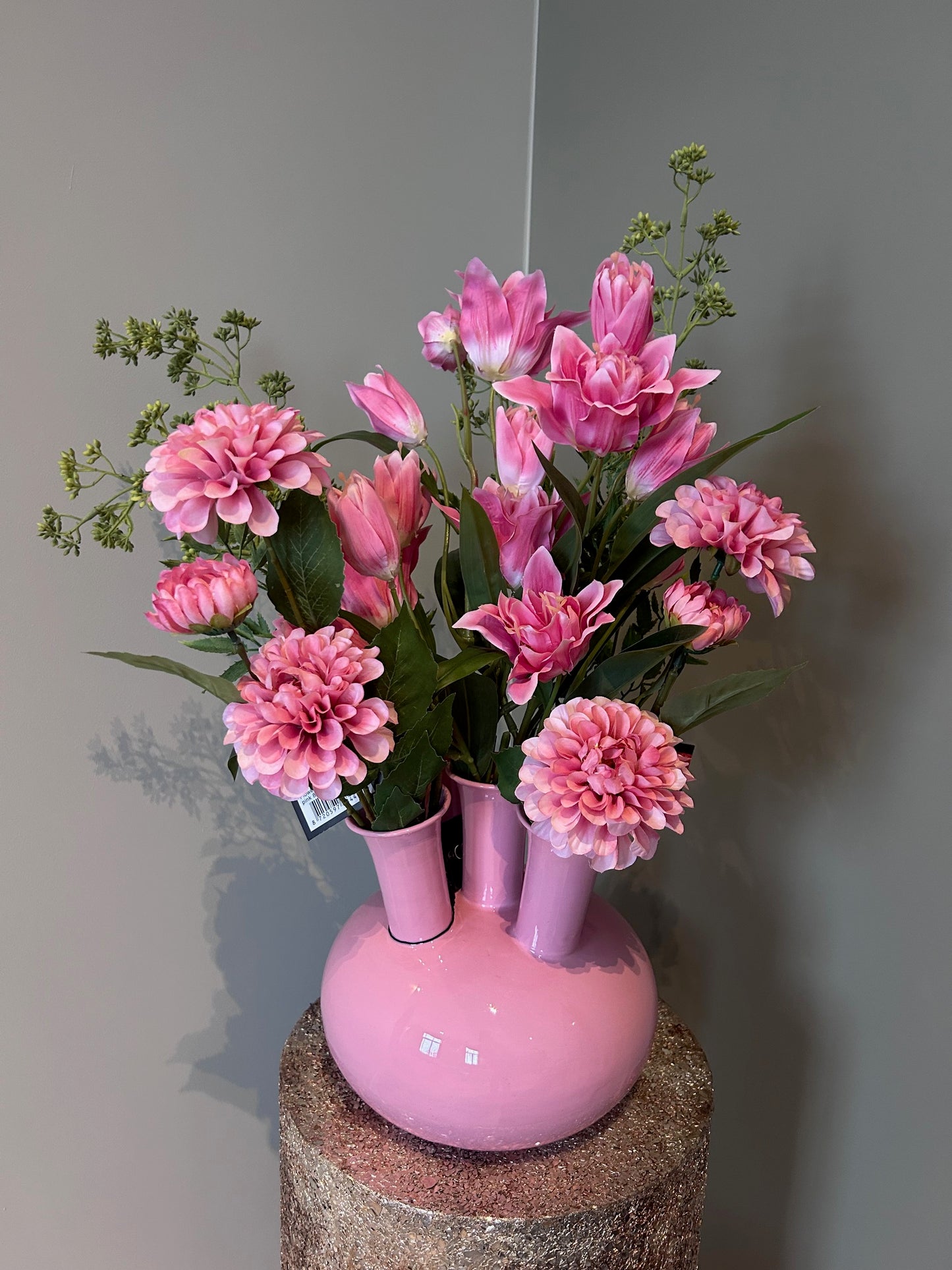 Roze toetervaas Colmore met zijdenboeket – luxe woondecoratie
