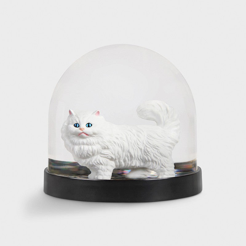 Sneeuwbol met witte kat van &Klevering op zwarte voet – decoratief cadeau 8,5 cm