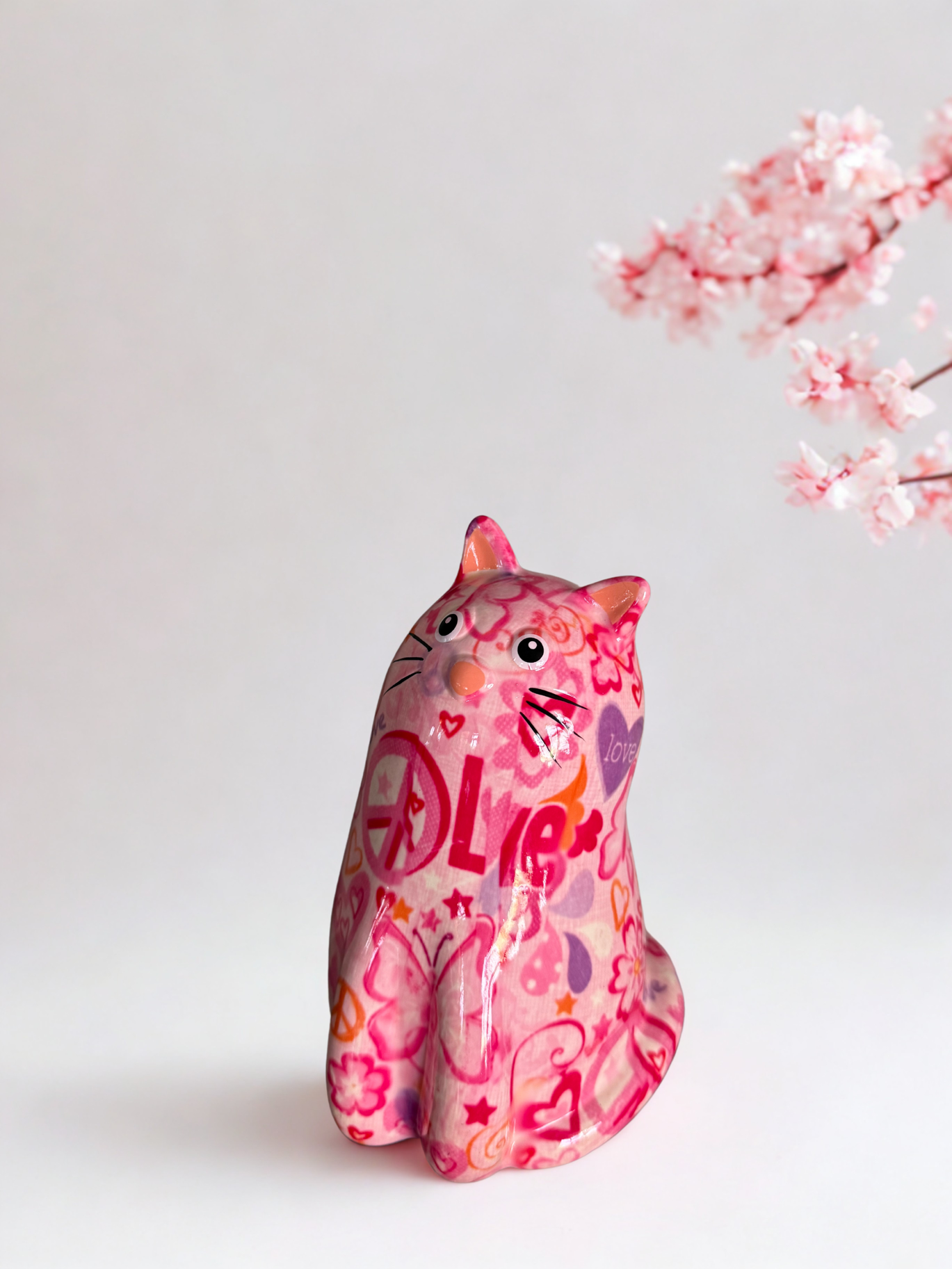 Keramische spaarpot kat Clio van Pomme Pidou in roze Love & Peace design – decoratief en kleurrijk