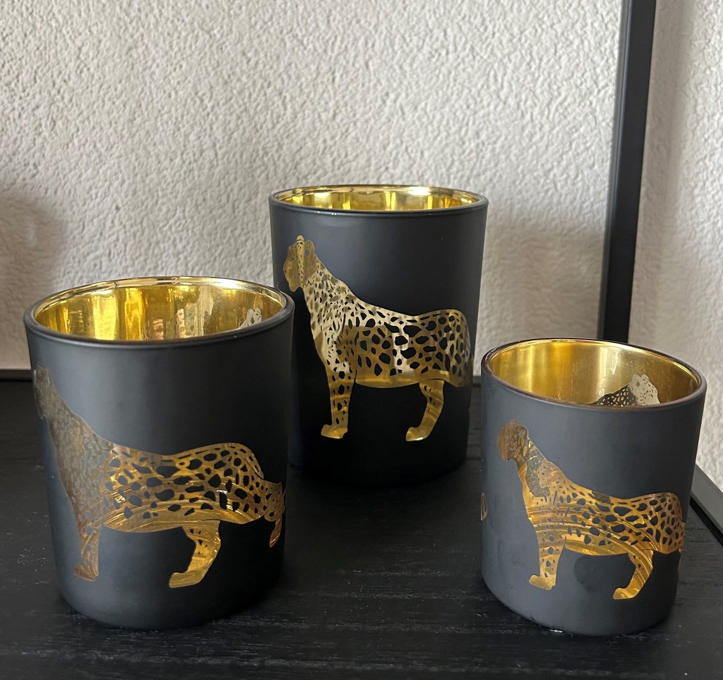 Zwarte theelichthouder met gouden panterprint – luxe en sfeervolle woondecoratie