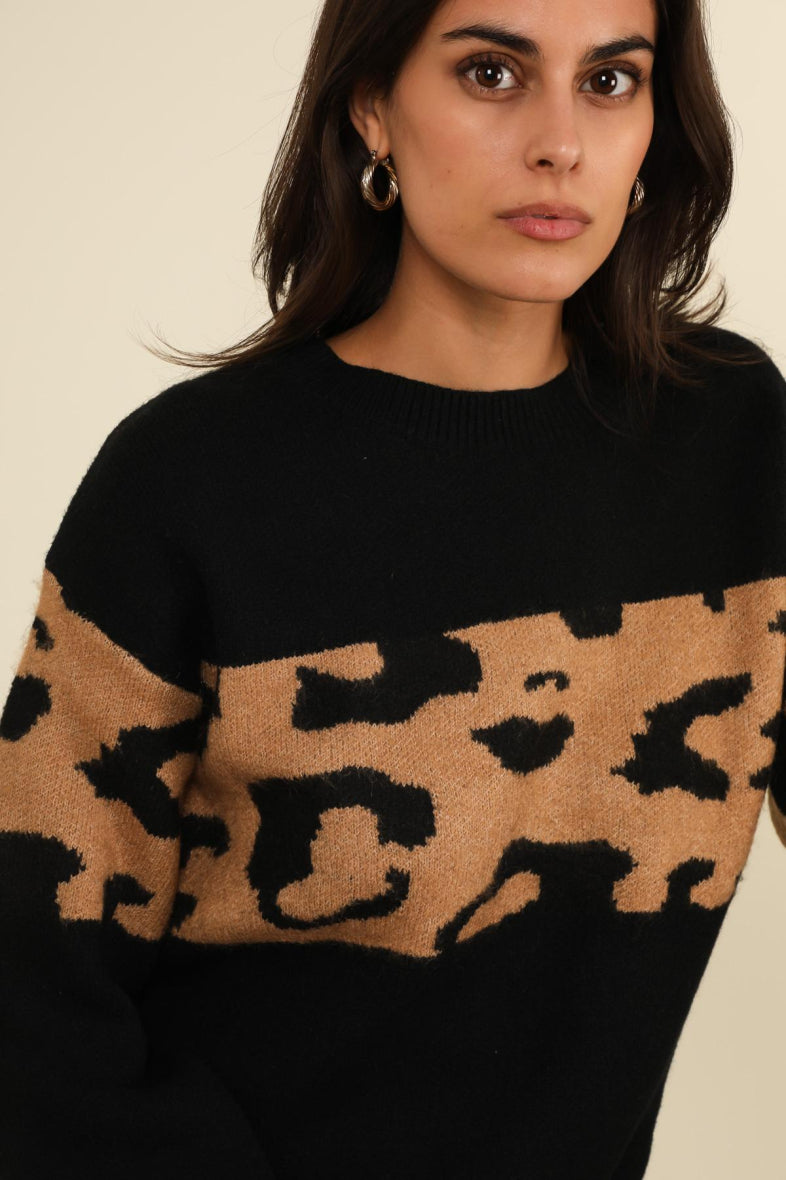 Schwarzer Pullover mit Leopardenmuster – warm und stylisch