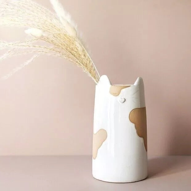 Keramische kattenvaas in beige en bruin van Lisa Angel – speelse bloempot of woondecoratie