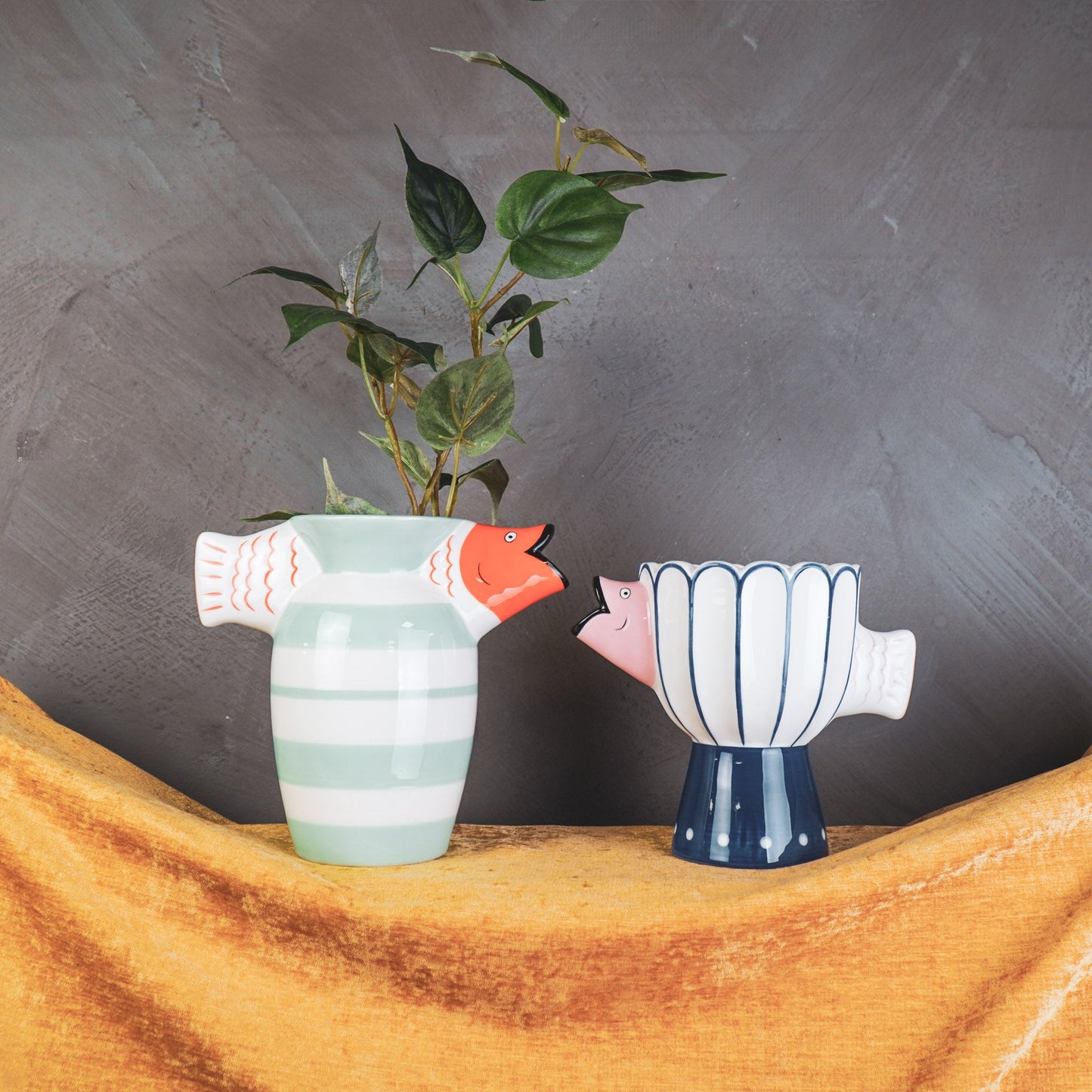 Blush Fish Vase – Pink/Blau mit Fuß