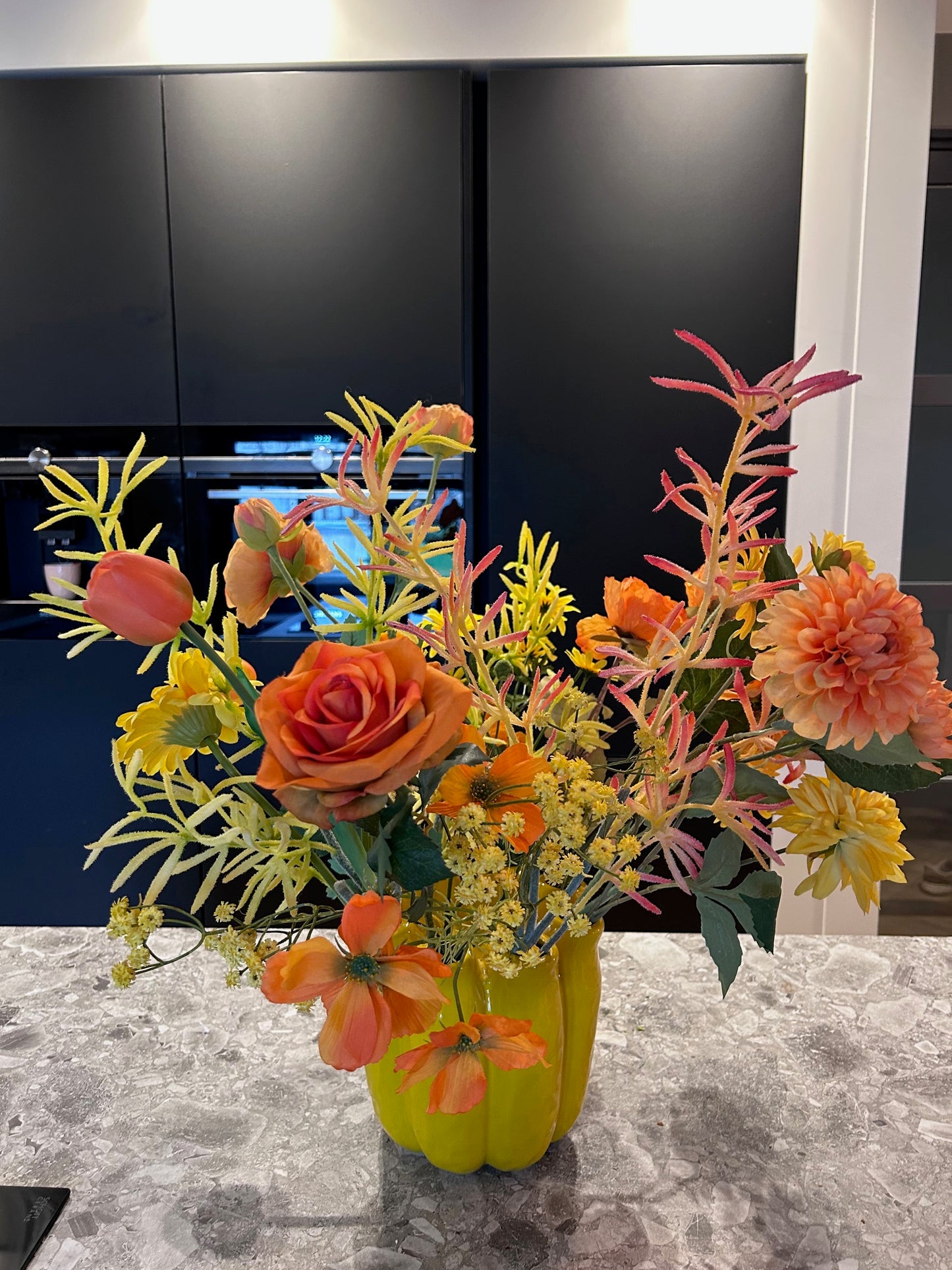 Gele Tubevaas met XL Zijdenboeket – 18 Kunstbloemen