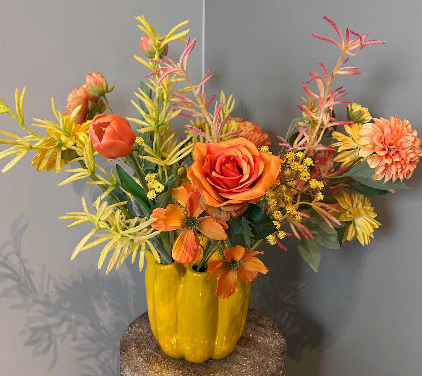 Gele Tubevaas met XL Zijdenboeket – 18 Kunstbloemen