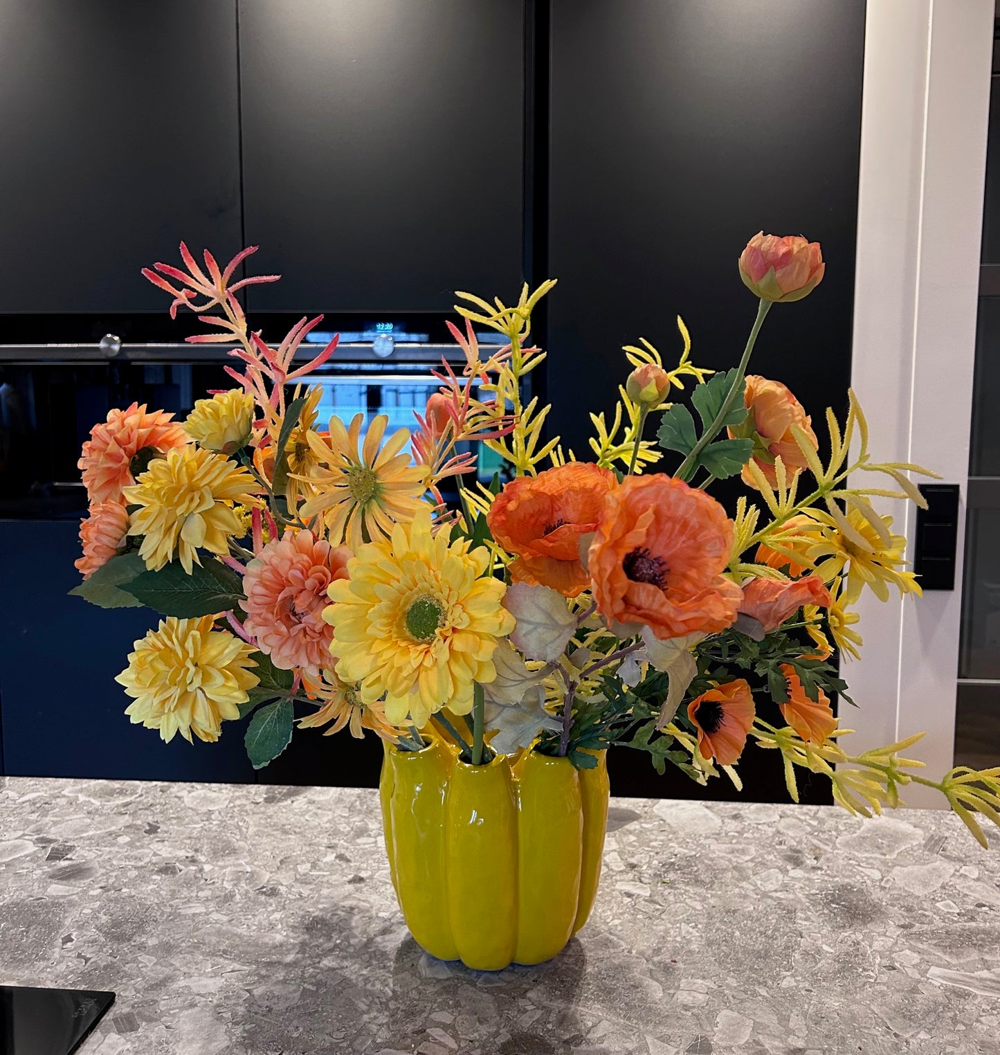 Gele Tubevaas met XL Zijdenboeket – 18 Kunstbloemen