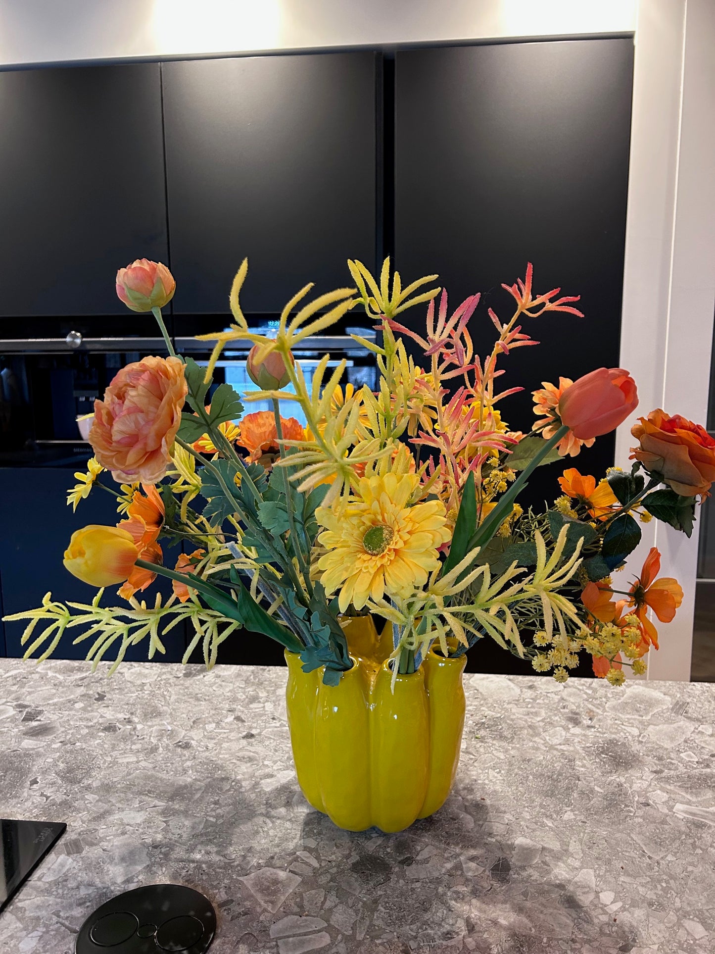 Gele Tubevaas met XL Zijdenboeket – 18 Kunstbloemen