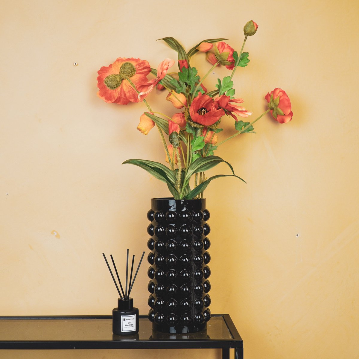 Zwarte glazen vaas met bolletjesstructuur – modern chic design van Housevitamin