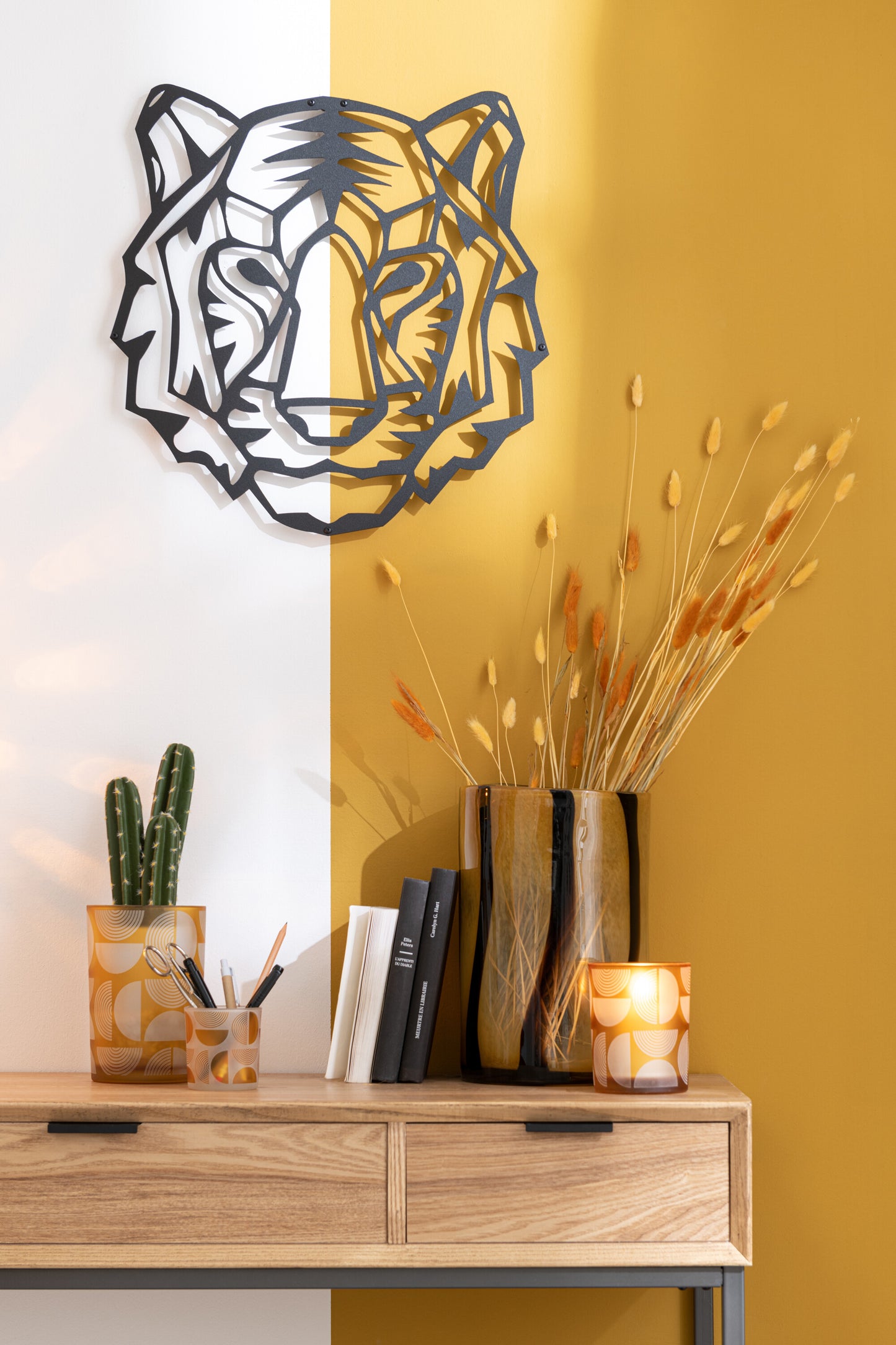 Zwarte tijgerkop wanddecoratie 48,5 cm – geometrisch metaal design van J-Line