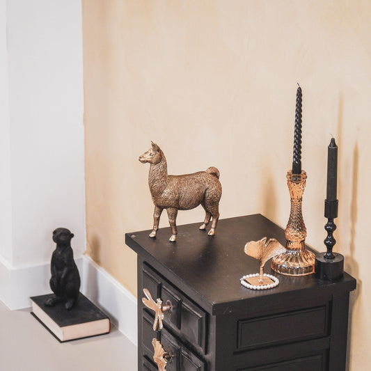 Gouden lama beeld op decoratieve ondergrond