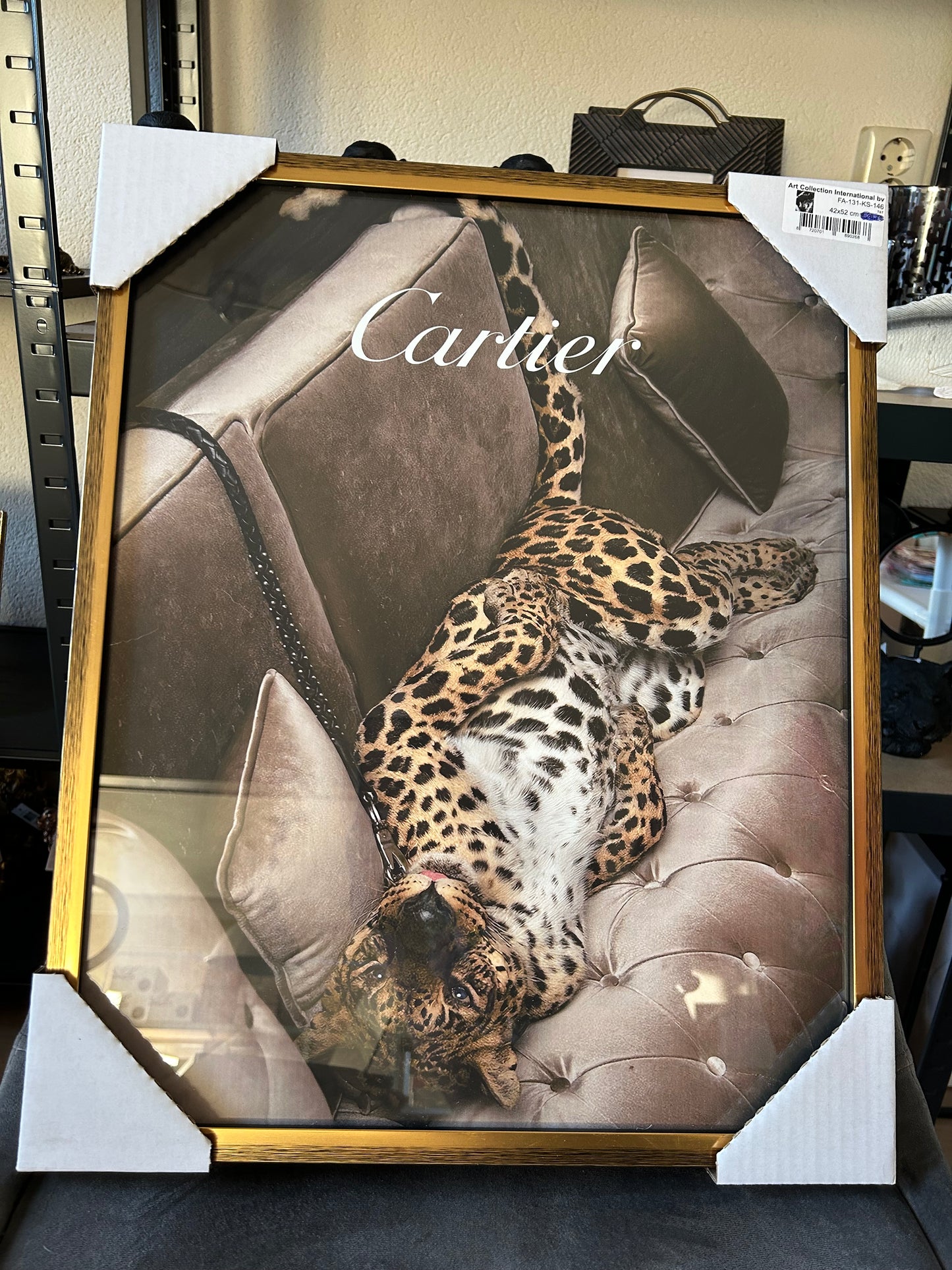 Luipaard Foto op Bank – Wanddecoratie met Gouden Lijst | 52x42 cm