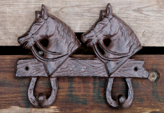Gietijzeren kapstok met paardenhoofden en hoefijzer – Robanjer 18x13,5 cm