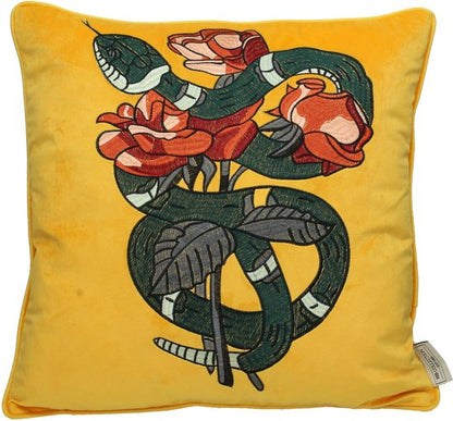 prachtig okergeel velvet kussen met een slangenpatroon