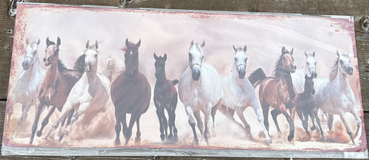 Vintage metalen wandplaat met paarden in beige, zwart, bruin en wit – 50x20 cm