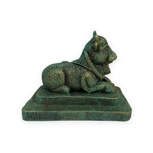 Presse papier met liggende koe in Egyptische oudheid stijl – decoratief goudgroen keramiek