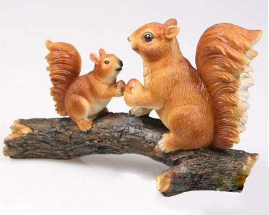 Eekhoorn beeld op boomstronk – natuurgetrouwe bosdieren decoratie van Farmwood Animals