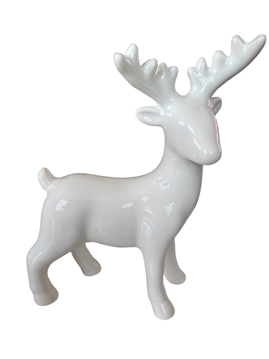 Wit rendierbeeld van keramiek – glanzend decoratiebeeld voor kerst en interieur