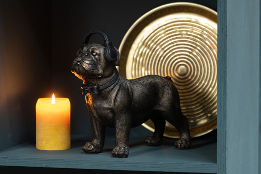 Bronzen bulldog beeld met zwarte koptelefoon – polyresin – 15,5 × 17 × 23 cm