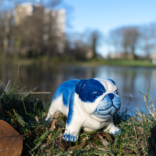 Delfts blauw Franse Bulldog beeld van keramiek – handgeschilderd en decoratief hondenbeeld