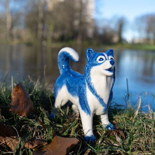 Delfts blauw husky beeld van keramiek – handgeschilderde woondecoratie in wit en blauw