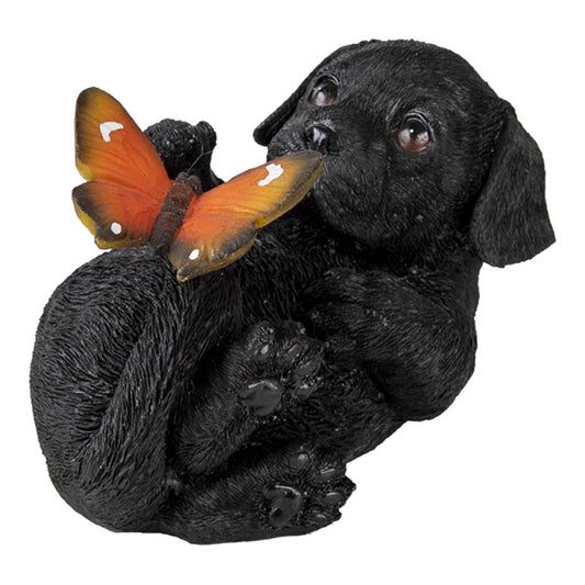 Polyresin beeldje van een liggende hond met vlinder – Clayre & Eef hondenbeeldje (14 cm)