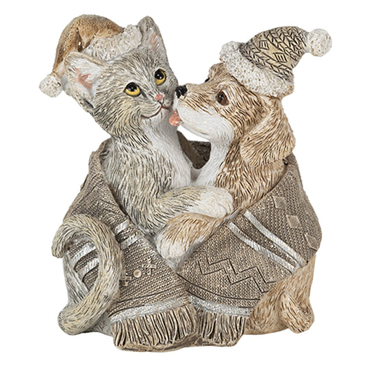 Kerstdecoratie Clayre & Eef – knuffelende kat en hond onder beige winterdeken met kerstmutsen (8x5x9 cm)