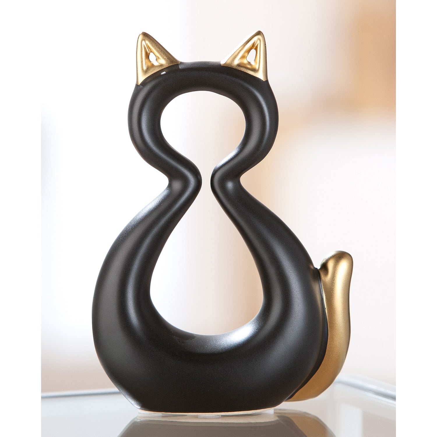 Zwart keramisch kattenbeeld met gouden details in 2 formaten, decoratief en modern woonaccessoire