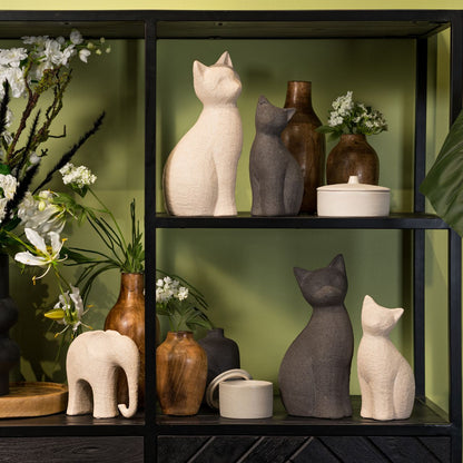 Beige keramisch kattenbeeld in groot en klein formaat, decoratief woonaccessoire