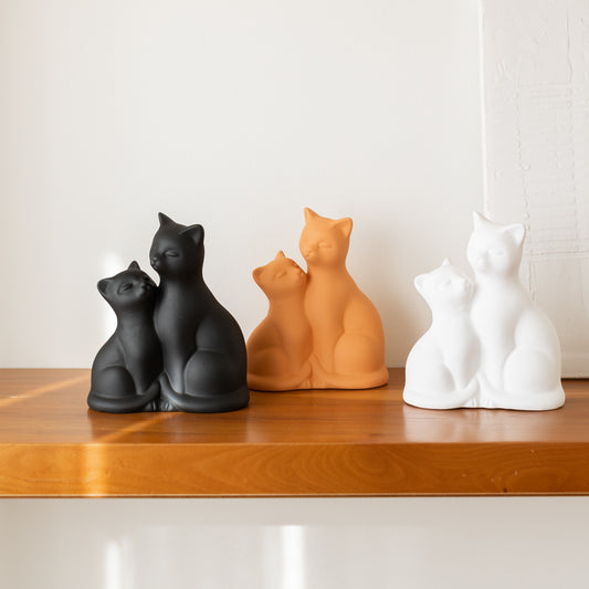 Keramisch beeld van twee katten in zwart, wit of terracotta – handgemaakt in Portugal