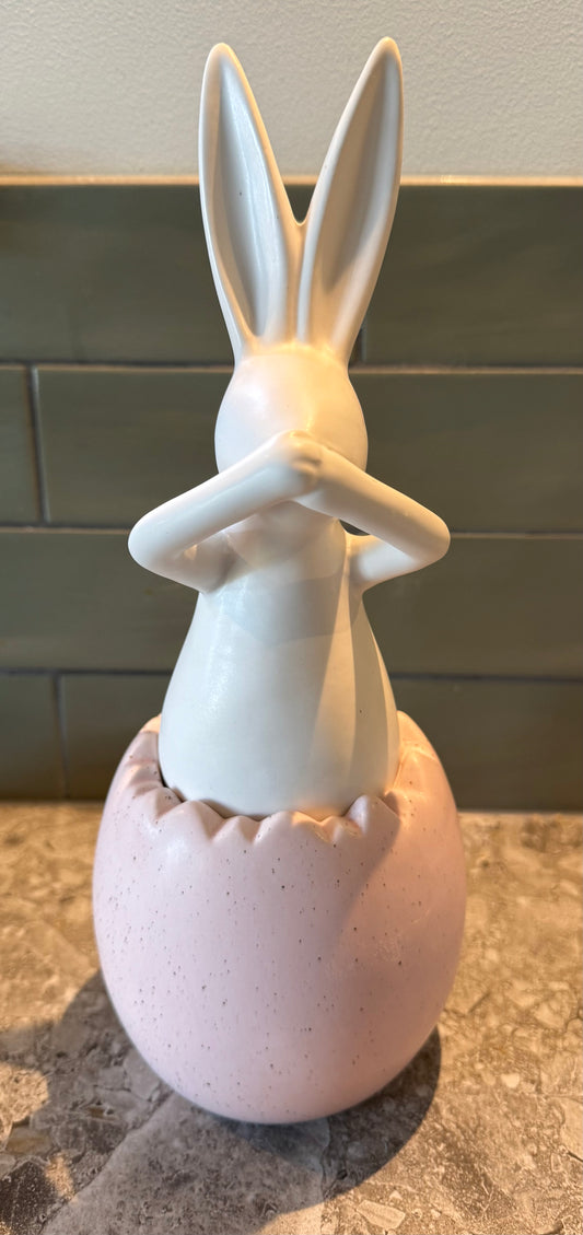 Paasdecoratie J-line – Paashaas zie geen kwaad in roze ei (30 cm)