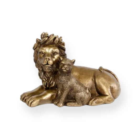 Gouden leeuwenbeeld met welp – luxe dierensculptuur van Gifts Amsterdam
